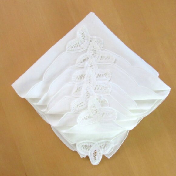 Off white linen & cotton cloth napkins with scalloped edge and corner lace trim - Picture 2 of 6